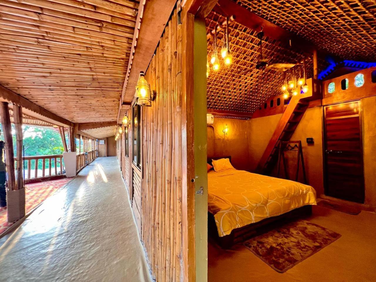 La Pahi Palace- Banquet And Resort Sakri East Exteriér fotografie
