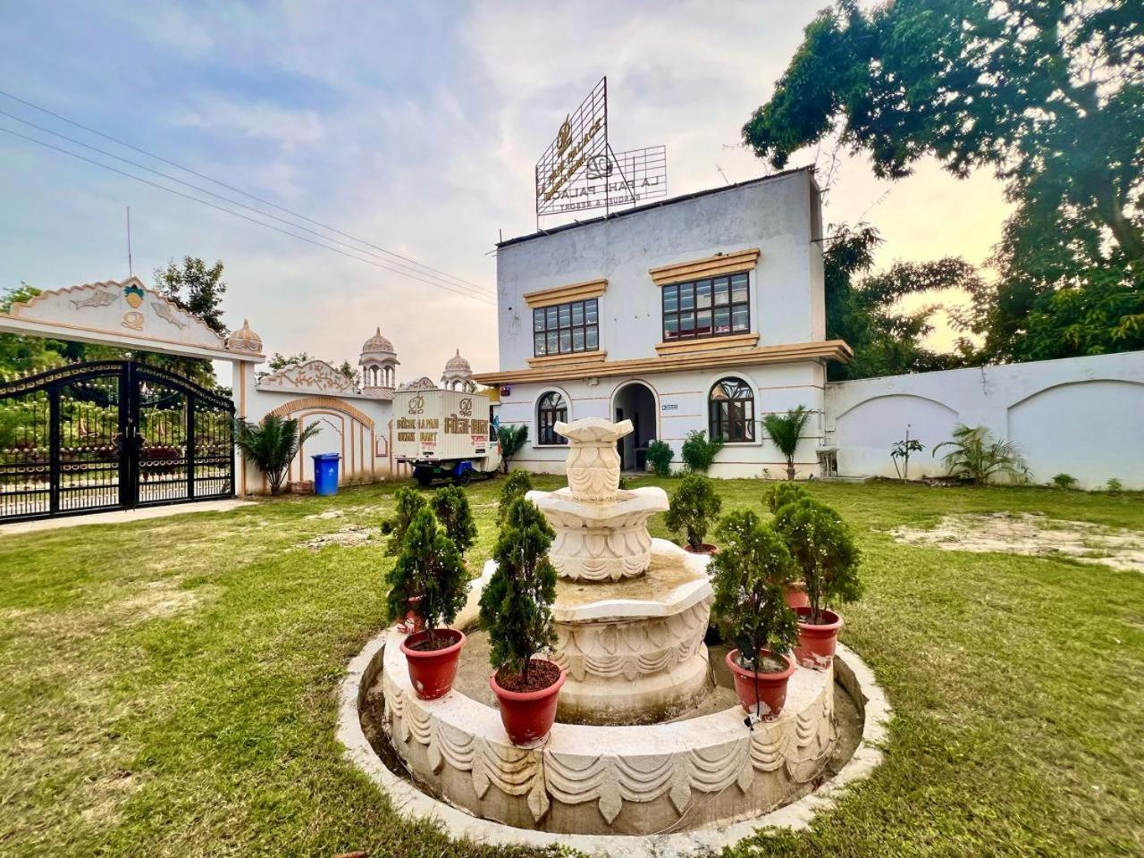 La Pahi Palace- Banquet And Resort Sakri East Exteriér fotografie