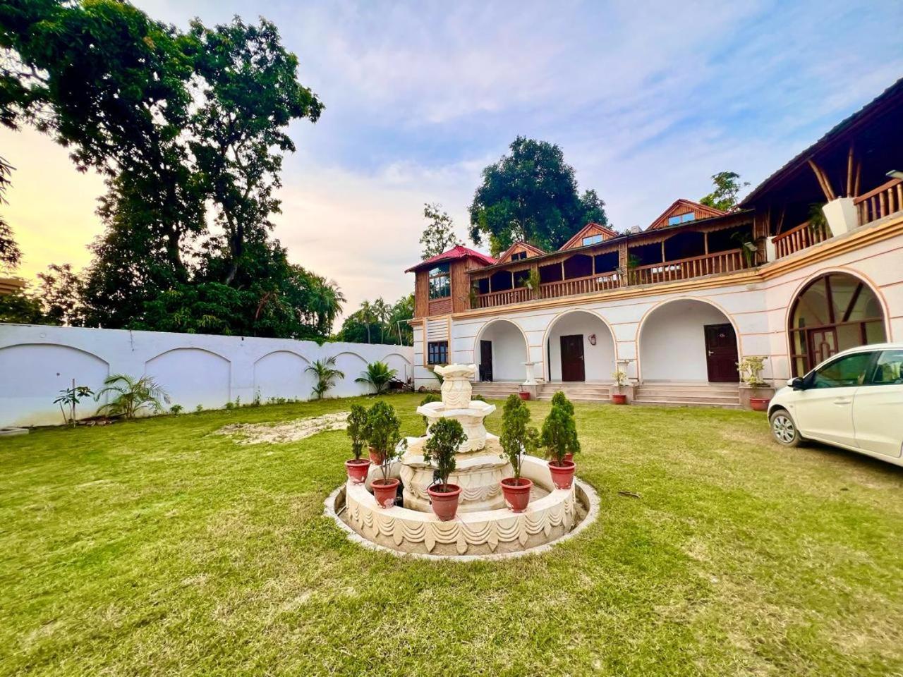 La Pahi Palace- Banquet And Resort Sakri East Exteriér fotografie